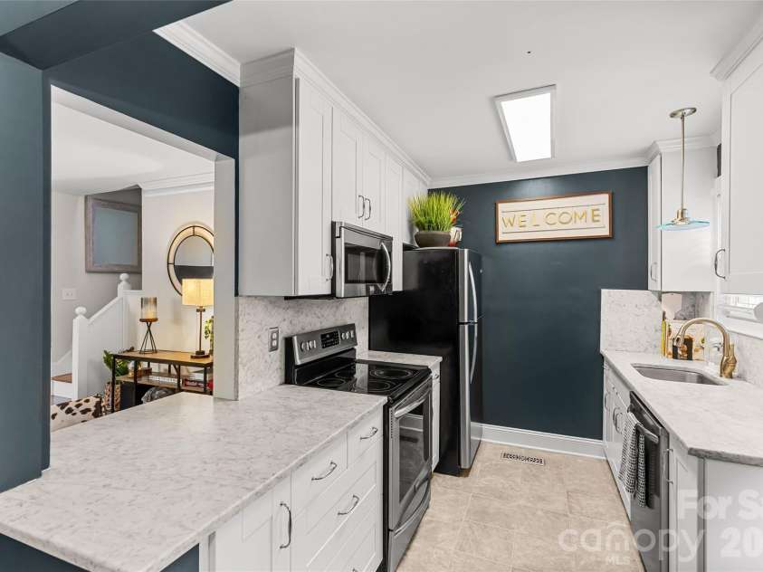 220 Wakefield Drive, Charlotte, NC 28209.  MLS# CAR4357772, YatesRealty ID 27405. 