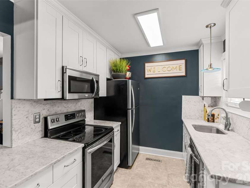 220 Wakefield Drive, Charlotte, NC 28209.  MLS# CAR4357772, YatesRealty ID 27405. 