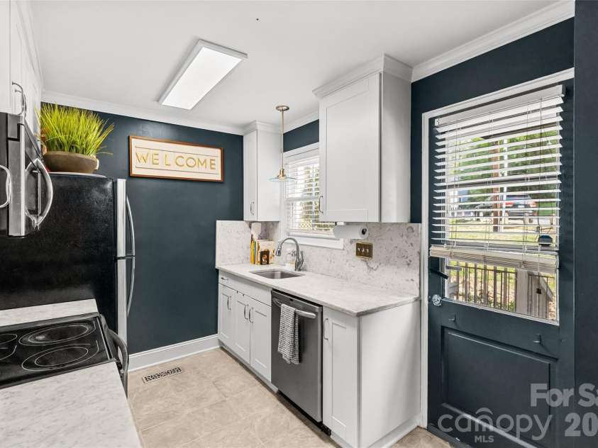 220 Wakefield Drive, Charlotte, NC 28209.  MLS# CAR4357772, YatesRealty ID 27405. 