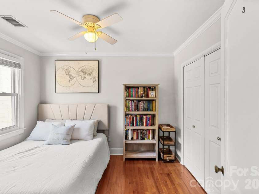 220 Wakefield Drive, Charlotte, NC 28209.  MLS# CAR4357772, YatesRealty ID 27405. 