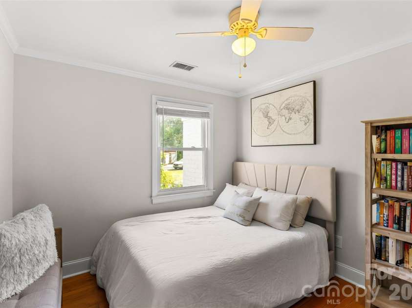 220 Wakefield Drive, Charlotte, NC 28209.  MLS# CAR4357772, YatesRealty ID 27405. 
