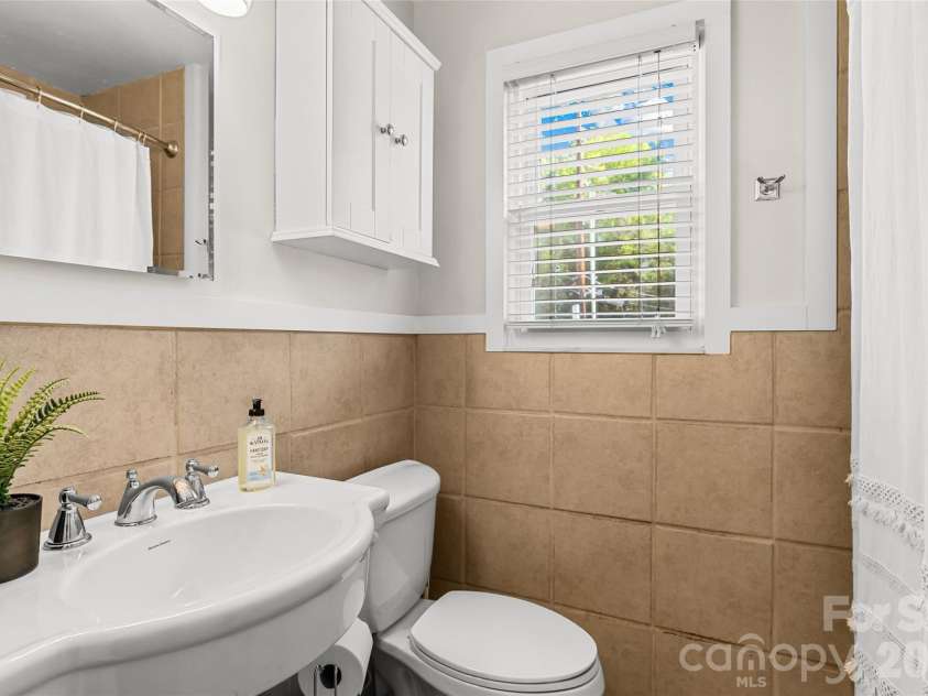 220 Wakefield Drive, Charlotte, NC 28209.  MLS# CAR4357772, YatesRealty ID 27405. 