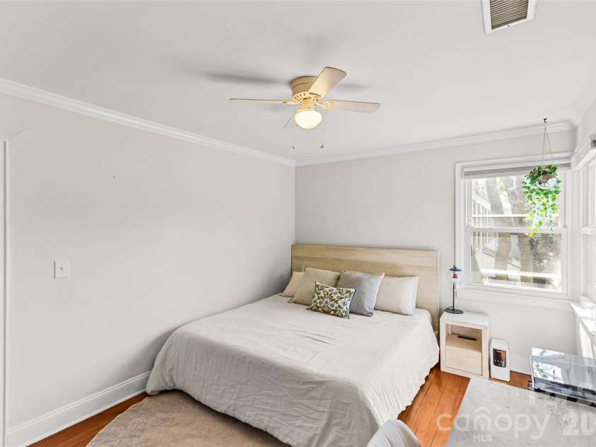 220 Wakefield Drive, Charlotte, NC 28209.  MLS# CAR4357772, YatesRealty ID 27405. 