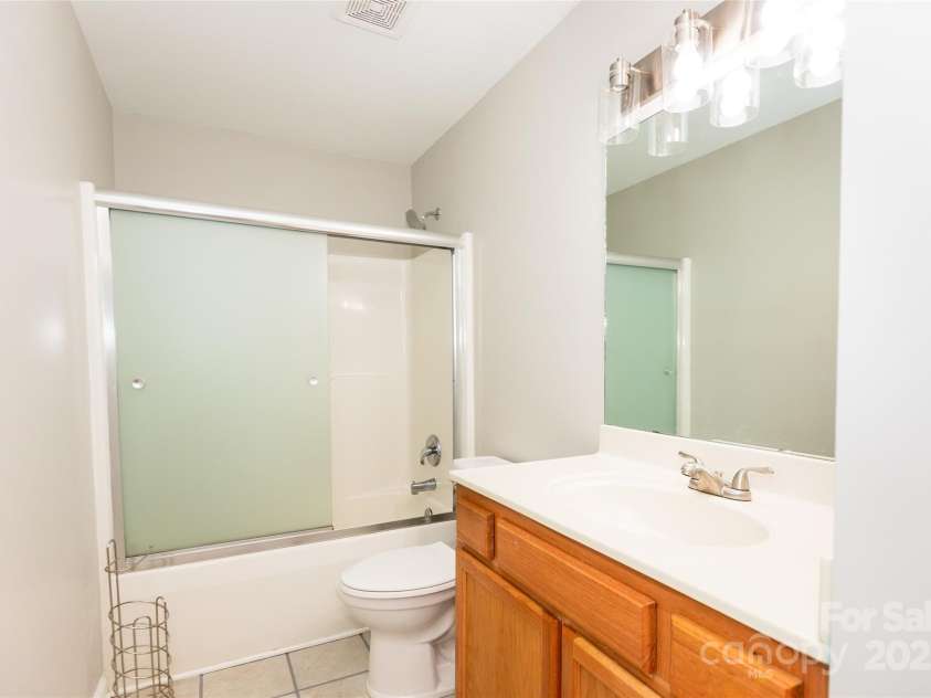 13 Castle Street, Asheville, NC 28803.  MLS# CAR4278006, YatesRealty ID 27406. Second Bathroom