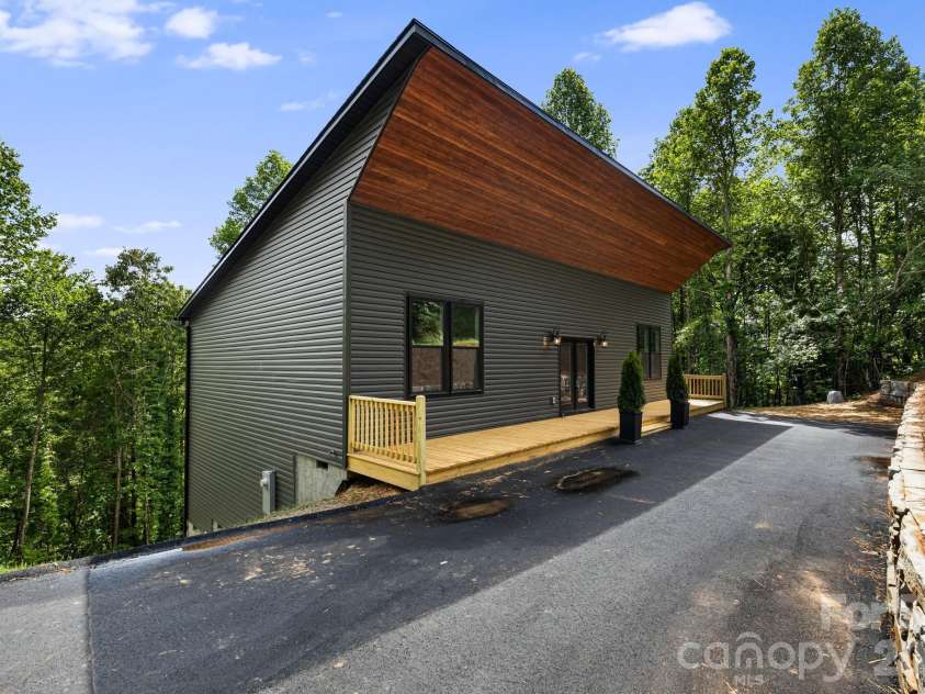 69 Quiet Woods Drive, Leicester, NC 28748.  MLS# CAR4381773, YatesRealty ID 27411. 