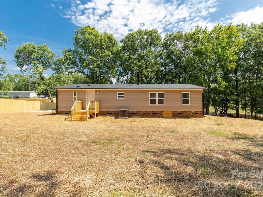 2009 Sugar Hill Road, York, SC 29745.  MLS# CAR4284017, YatesRealty ID 27417. 