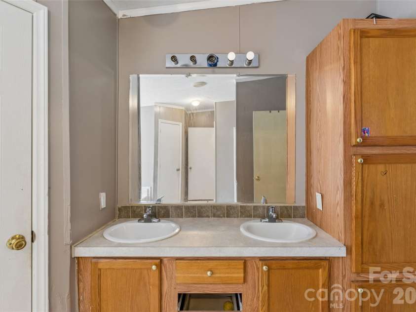 235 Misty Lane, Kannapolis, NC 28081.  MLS# CAR4387410, YatesRealty ID 27422. Bathroom2