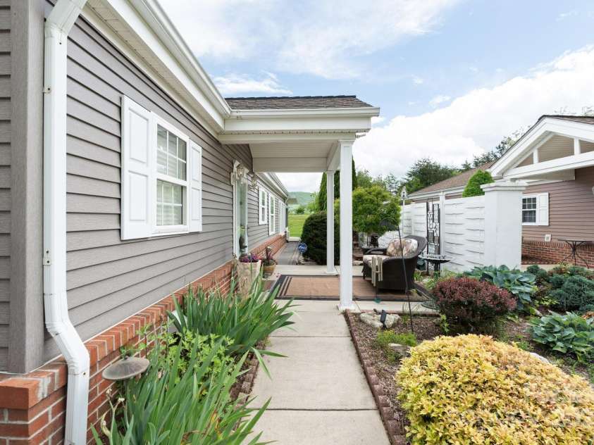 4B Heather Way, Candler, NC 28715.  MLS# CAR4258512, YatesRealty ID 27422. 