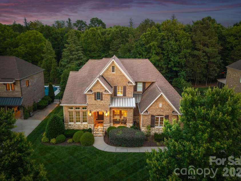 221 Glenmoor Drive, Waxhaw, NC 28173.  MLS# CAR4385610, YatesRealty ID 27425. 