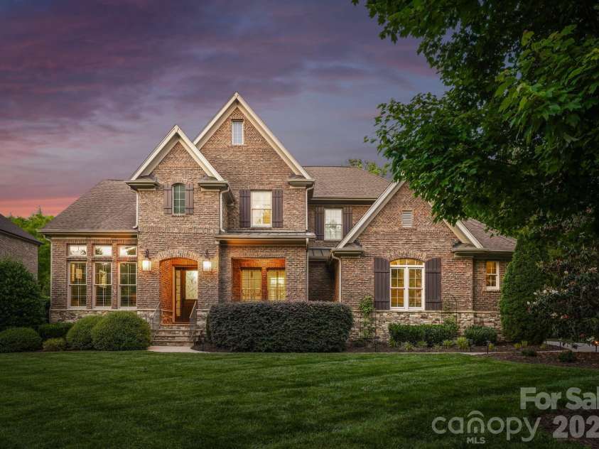 221 Glenmoor Drive, Waxhaw, NC 28173.  MLS# CAR4385610, YatesRealty ID 27425. 