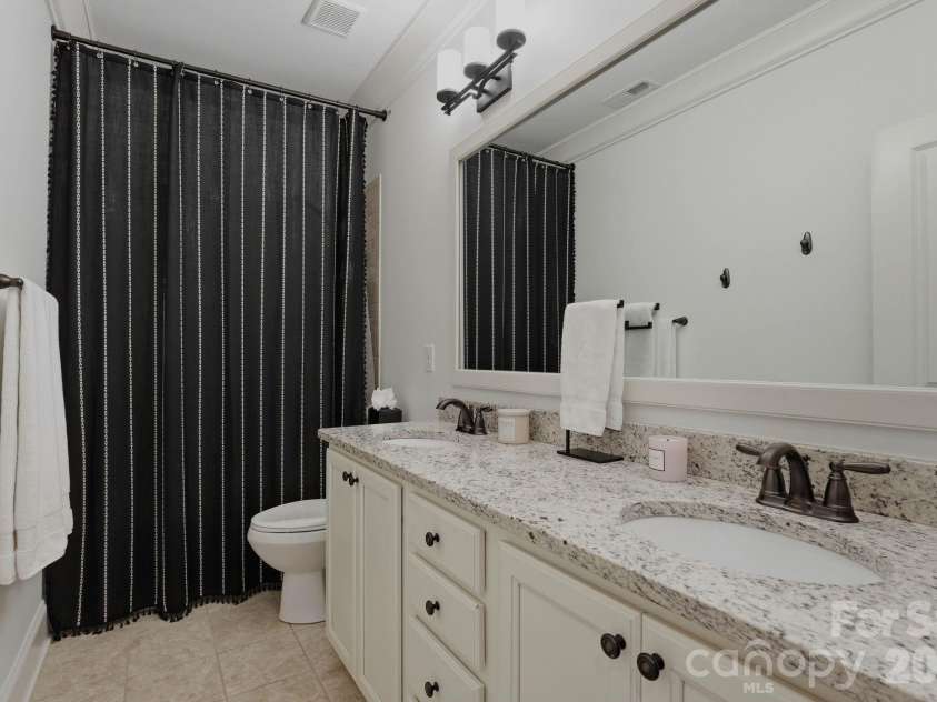 221 Glenmoor Drive, Waxhaw, NC 28173.  MLS# CAR4385610, YatesRealty ID 27425. 