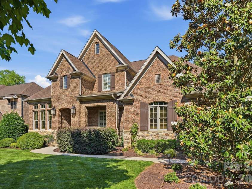 221 Glenmoor Drive, Waxhaw, NC 28173.  MLS# CAR4385610, YatesRealty ID 27425. 