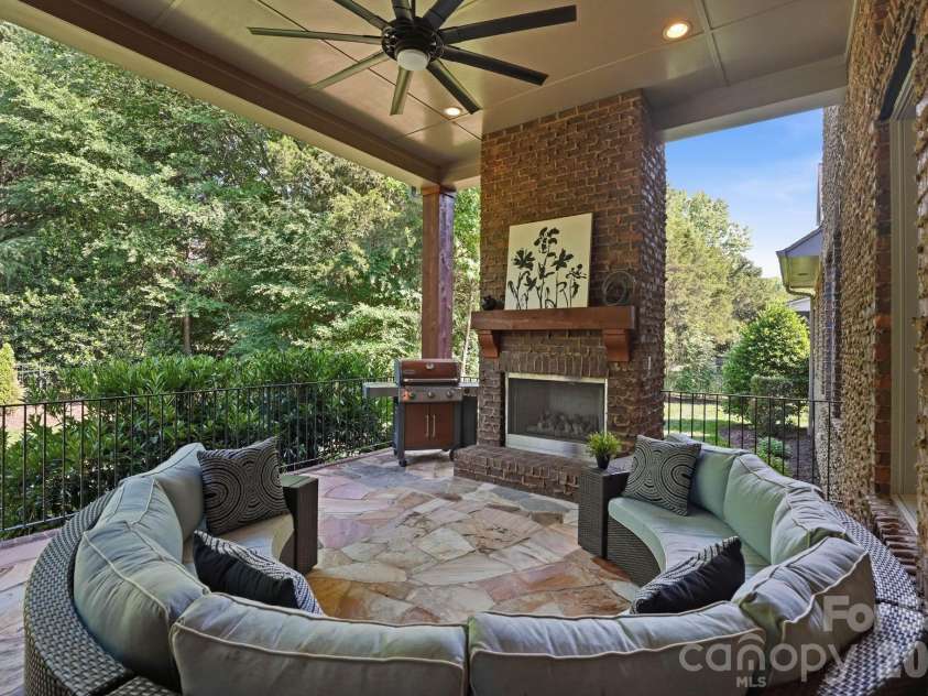 221 Glenmoor Drive, Waxhaw, NC 28173.  MLS# CAR4385610, YatesRealty ID 27425. 
