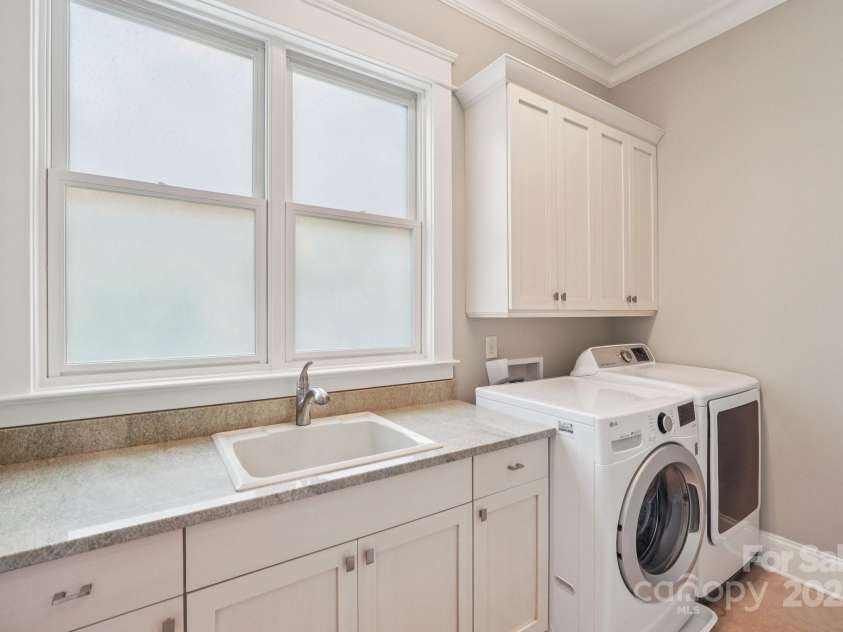 3229 Lake Pointe Drive, Belmont, NC 28012.  MLS# CAR4277223, YatesRealty ID 27427. Main floor laundry