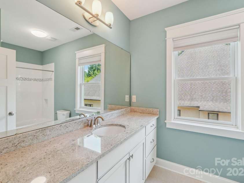 3229 Lake Pointe Drive, Belmont, NC 28012.  MLS# CAR4277223, YatesRealty ID 27427. Upper level full bath 1