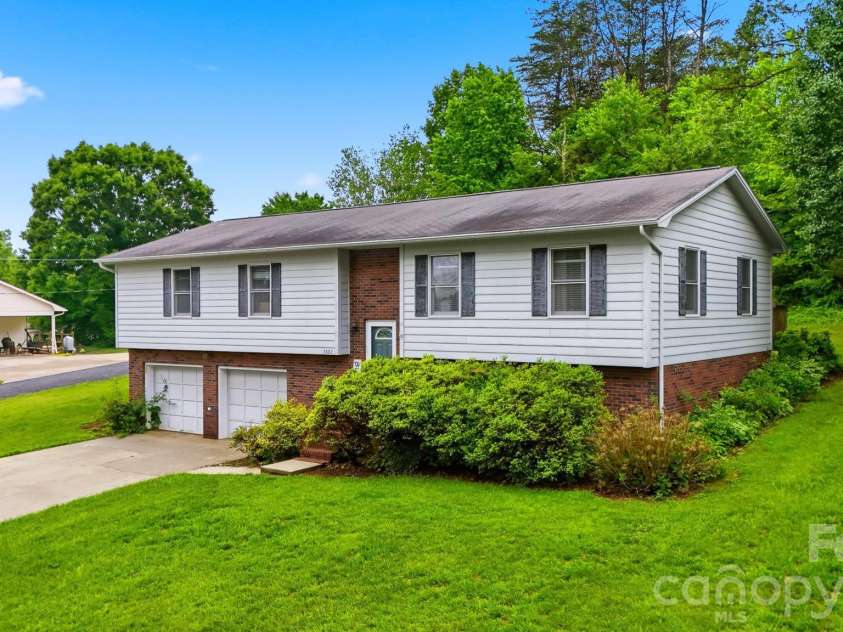 3882 Shadowood Drive, Morganton, NC 28655.  MLS# CAR4344277, YatesRealty ID 27428. 