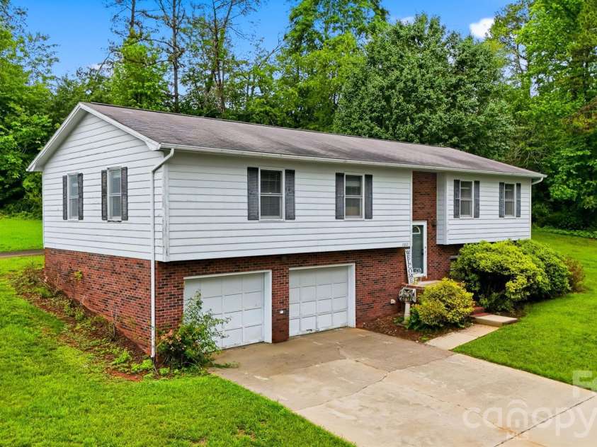 3882 Shadowood Drive, Morganton, NC 28655.  MLS# CAR4344277, YatesRealty ID 27428. 