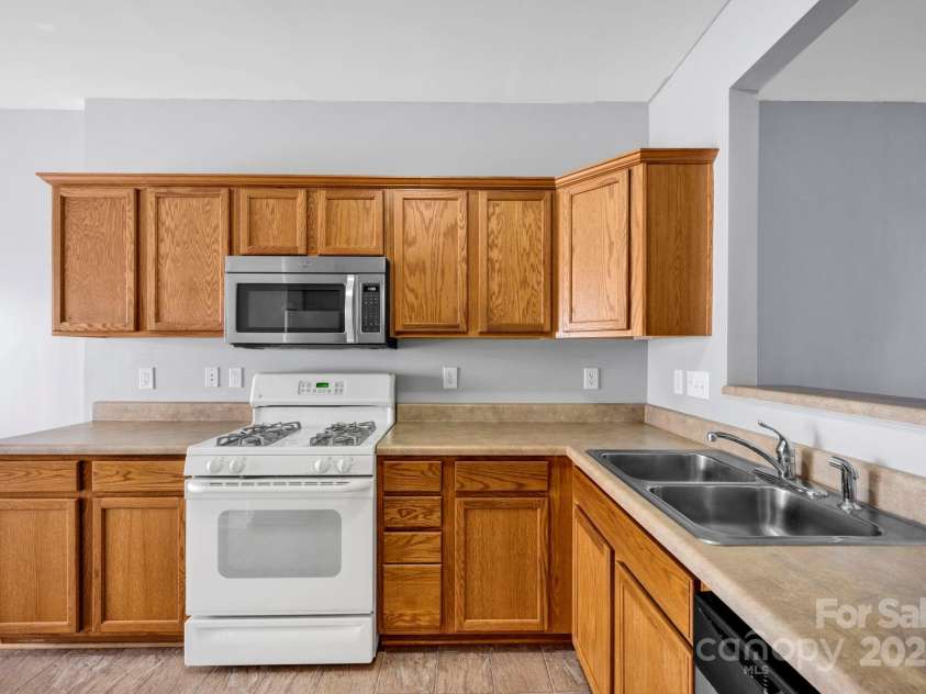 158 Snead Road, Fort Mill, SC 29715.  MLS# CAR4267677, YatesRealty ID 27429. Kitchen