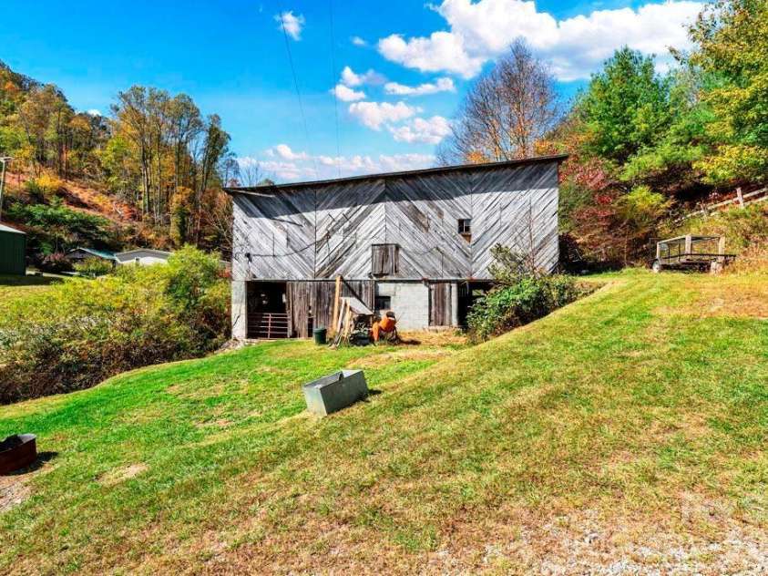1068 Laurel Branch Road, Vilas, NC 28692.  MLS# CAR4340421, YatesRealty ID 2743. 
