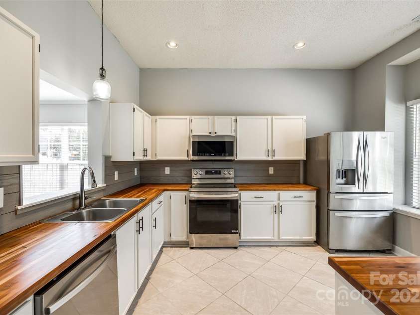 1706 Baylor Drive, Rock Hill, SC 29732.  MLS# CAR4275306, YatesRealty ID 27430. Open & Inviting Kitchen