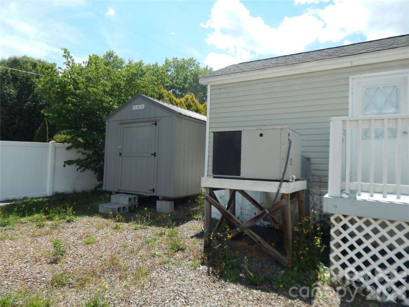 219 Pike Point, Waynesville, NC 28785.  MLS# CAR4388251, YatesRealty ID 27433. 