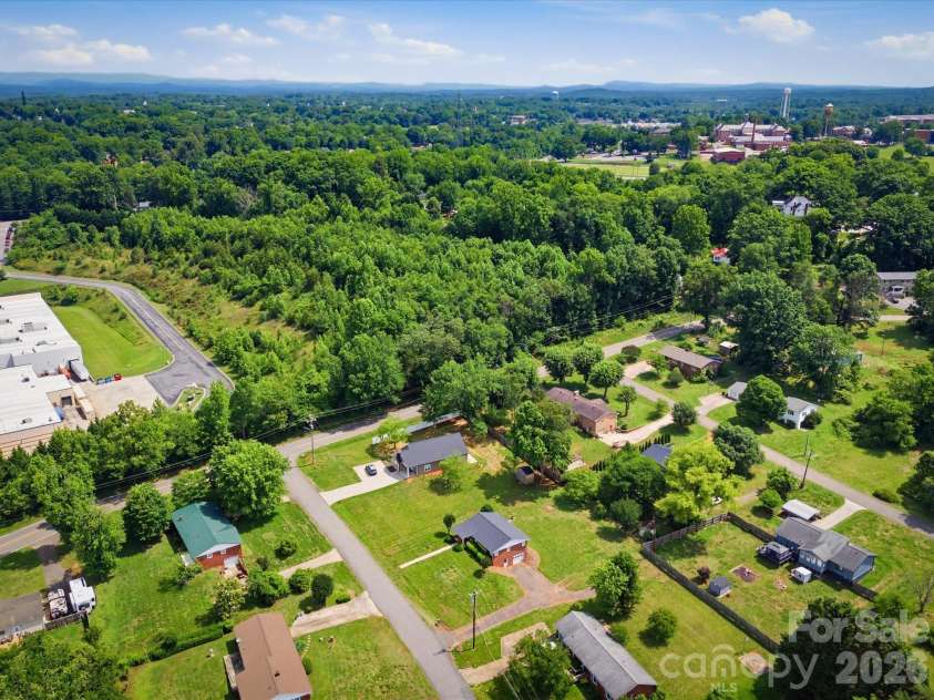 132 Starmount Circle, Morganton, NC 28655.  MLS# CAR4385907, YatesRealty ID 27436. 