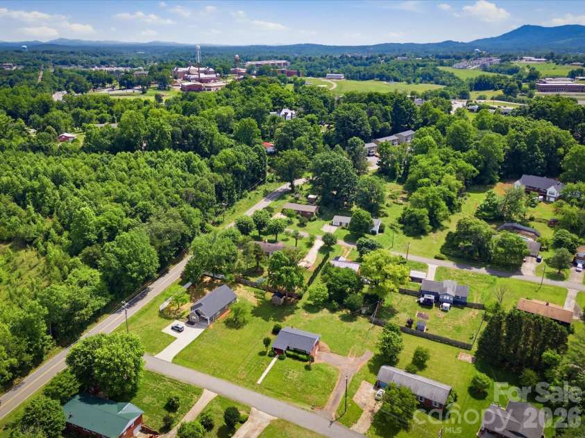 132 Starmount Circle, Morganton, NC 28655.  MLS# CAR4385907, YatesRealty ID 27436. 