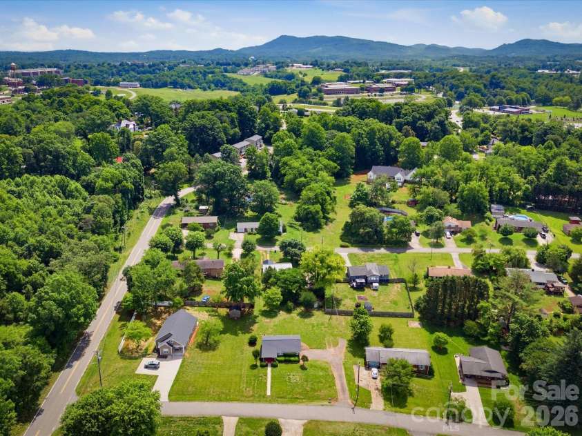 132 Starmount Circle, Morganton, NC 28655.  MLS# CAR4385907, YatesRealty ID 27436. 