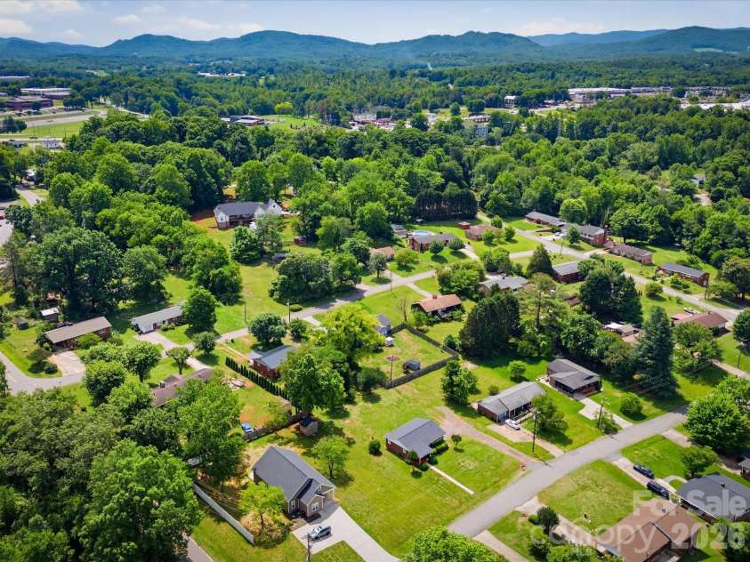 132 Starmount Circle, Morganton, NC 28655.  MLS# CAR4385907, YatesRealty ID 27436. 