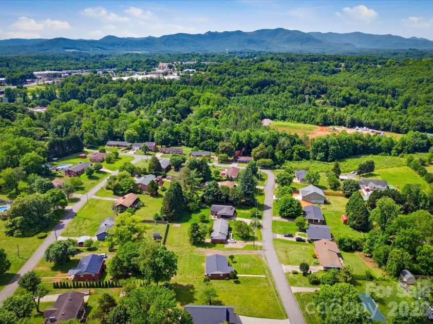 132 Starmount Circle, Morganton, NC 28655.  MLS# CAR4385907, YatesRealty ID 27436. 