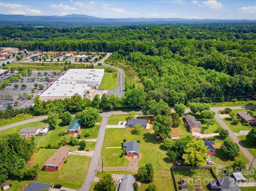 132 Starmount Circle, Morganton, NC 28655.  MLS# CAR4385907, YatesRealty ID 27436. 