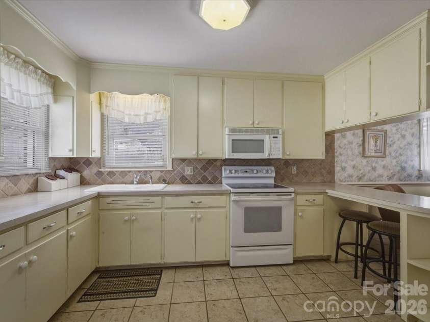 132 Starmount Circle, Morganton, NC 28655.  MLS# CAR4385907, YatesRealty ID 27436. 