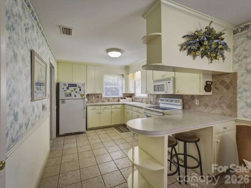 132 Starmount Circle, Morganton, NC 28655.  MLS# CAR4385907, YatesRealty ID 27436. 