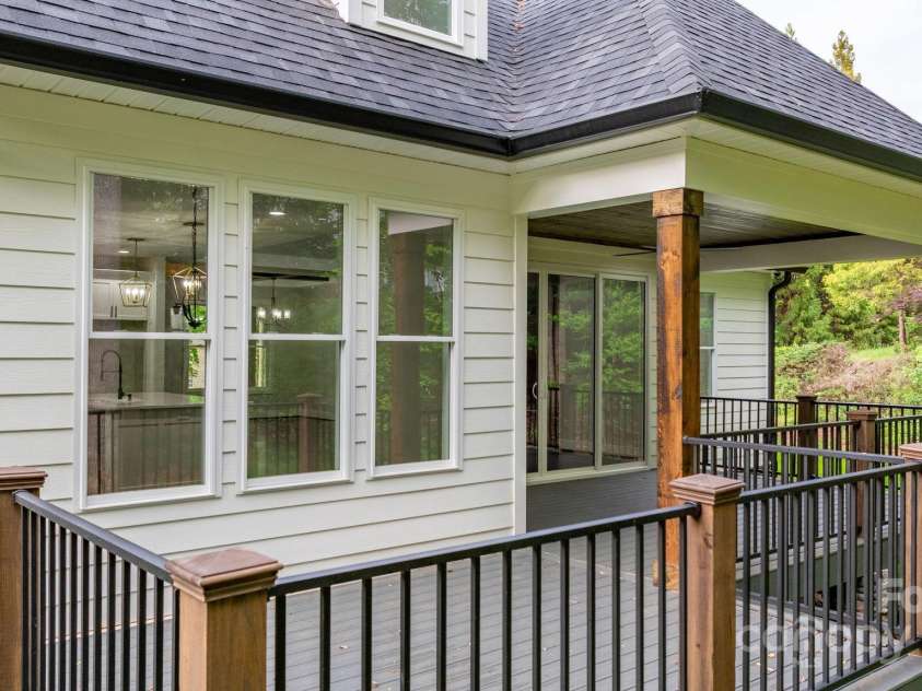 3732 Whitney Drive, Hickory, NC 28601.  MLS# CAR4233333, YatesRealty ID 27439. 