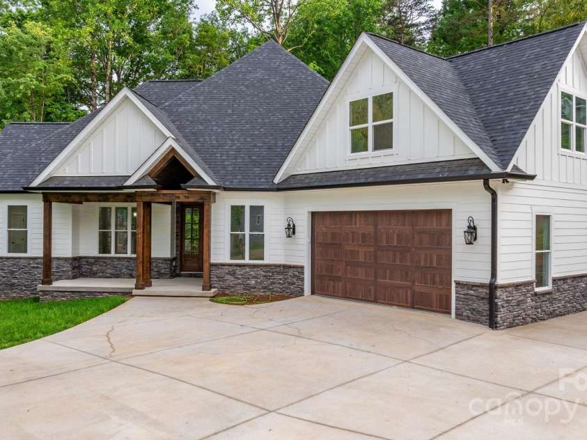 3732 Whitney Drive, Hickory, NC 28601.  MLS# CAR4233333, YatesRealty ID 27439. 