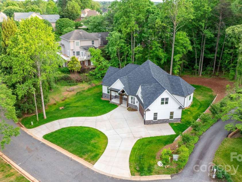 3732 Whitney Drive, Hickory, NC 28601.  MLS# CAR4233333, YatesRealty ID 27439. 