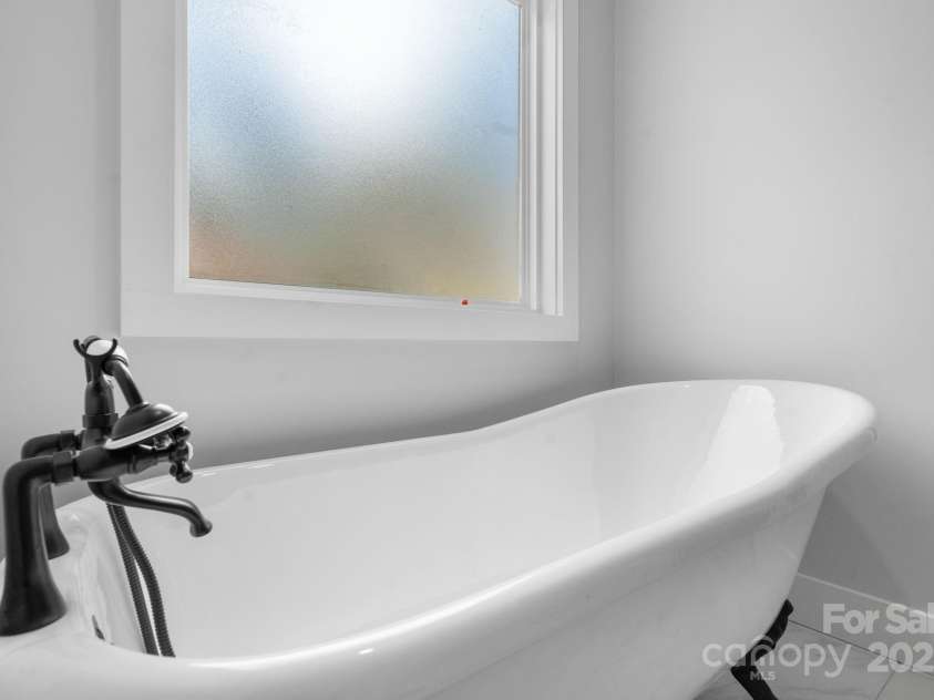 3732 Whitney Drive, Hickory, NC 28601.  MLS# CAR4233333, YatesRealty ID 27439. 