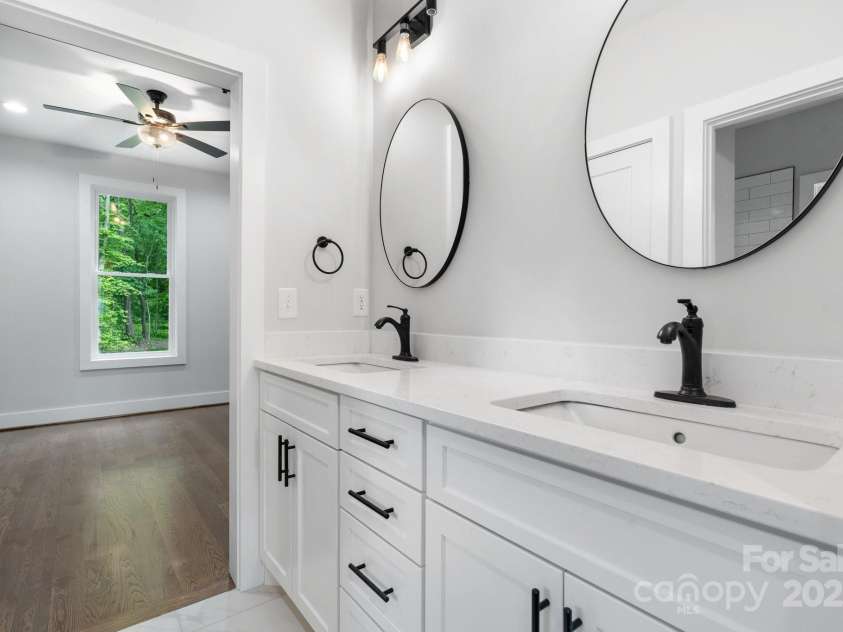 3732 Whitney Drive, Hickory, NC 28601.  MLS# CAR4233333, YatesRealty ID 27439. 