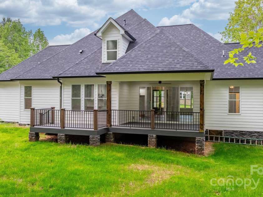 3732 Whitney Drive, Hickory, NC 28601.  MLS# CAR4233333, YatesRealty ID 27439. 