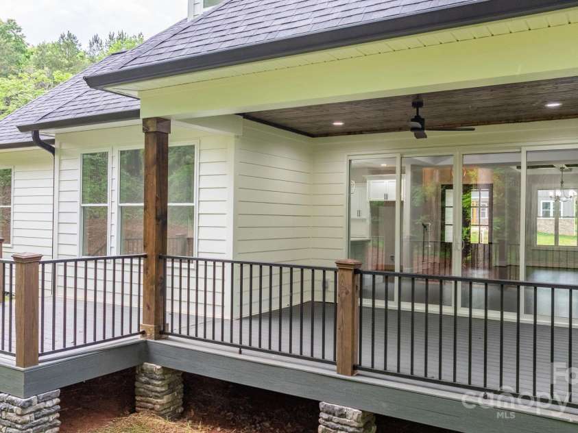 3732 Whitney Drive, Hickory, NC 28601.  MLS# CAR4233333, YatesRealty ID 27439. 