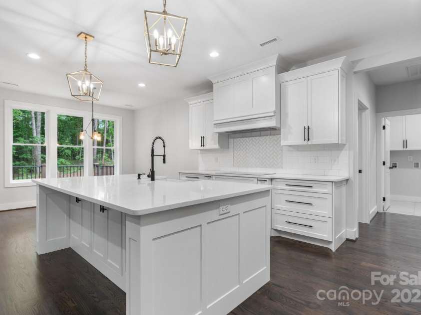 3732 Whitney Drive, Hickory, NC 28601.  MLS# CAR4233333, YatesRealty ID 27439. 