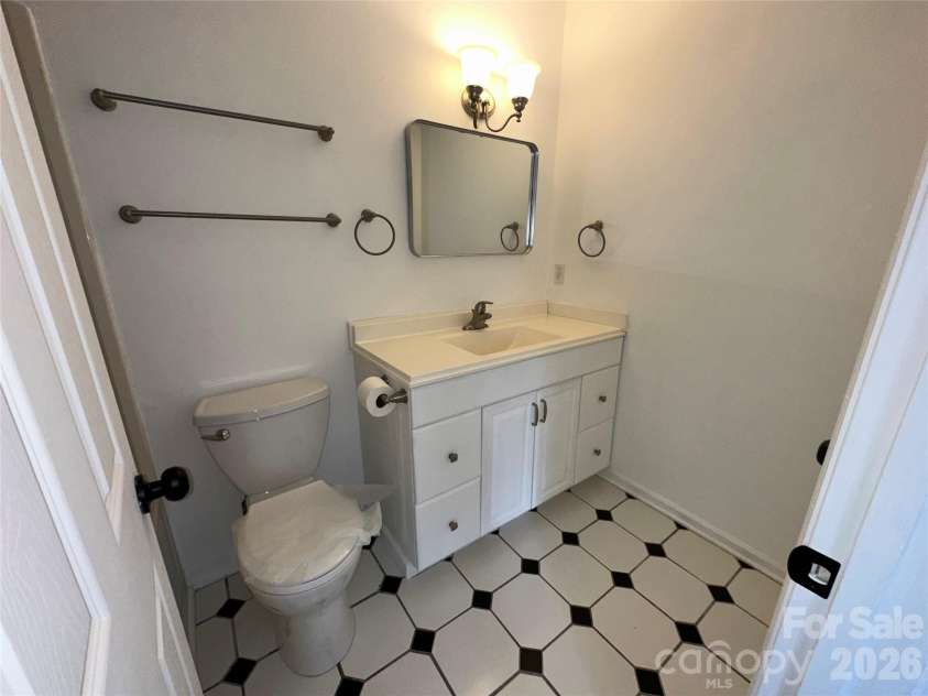 10220 Rockwood Road, Charlotte, NC 28215.  MLS# CAR4388056, YatesRealty ID 27441. 1st Floor Master Bath
