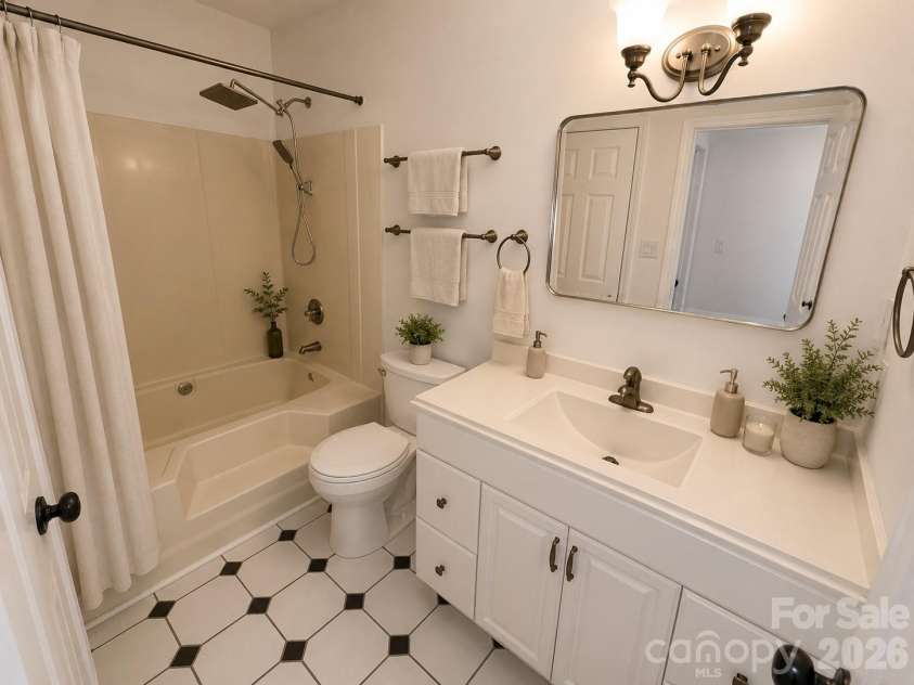 10220 Rockwood Road, Charlotte, NC 28215.  MLS# CAR4388056, YatesRealty ID 27441. 1st Floor Master Bath