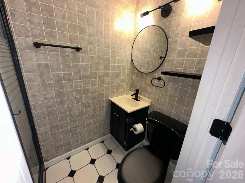 10220 Rockwood Road, Charlotte, NC 28215.  MLS# CAR4388056, YatesRealty ID 27441. 2nd Full Bath on FIRST FLOOR