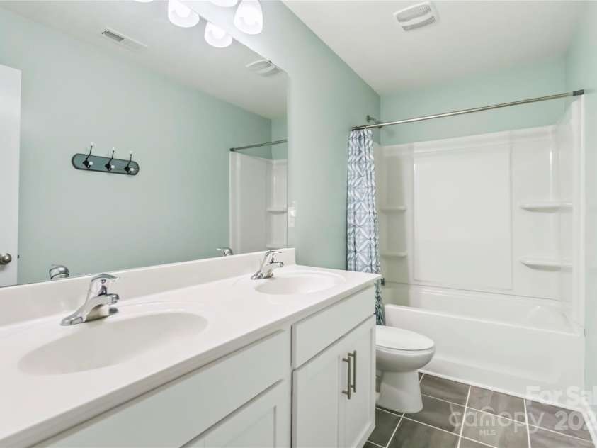 2423 Tallet Trace, Charlotte, NC 28216.  MLS# CAR4271851, YatesRealty ID 27441. 