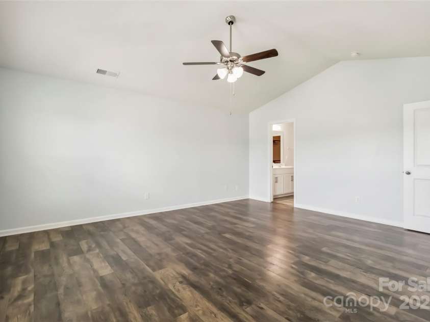 2423 Tallet Trace, Charlotte, NC 28216.  MLS# CAR4271851, YatesRealty ID 27441. Large primary suite