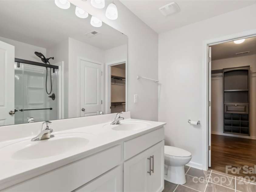 2423 Tallet Trace, Charlotte, NC 28216.  MLS# CAR4271851, YatesRealty ID 27441. Primary bath