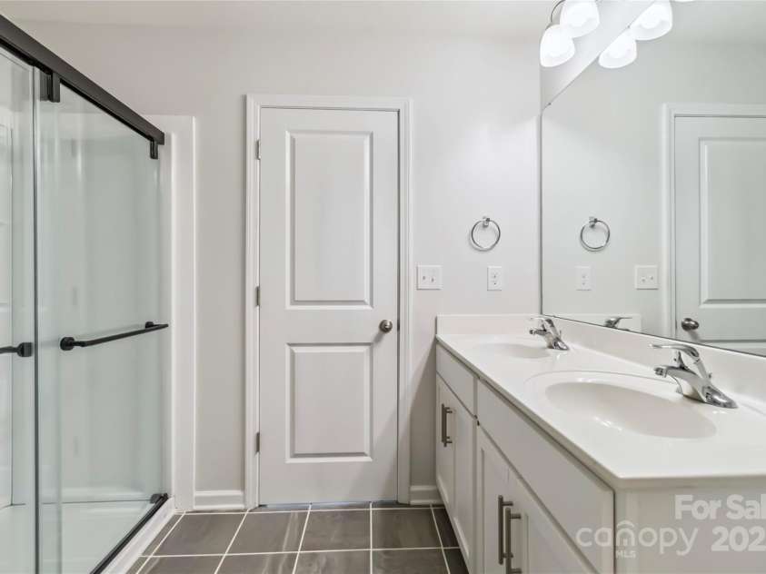 2423 Tallet Trace, Charlotte, NC 28216.  MLS# CAR4271851, YatesRealty ID 27441. Primary bath