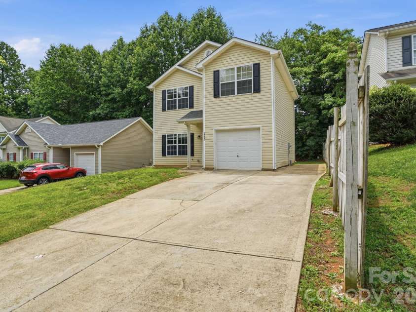 5232 Javitz Road, Charlotte, NC 28216.  MLS# CAR4387419, YatesRealty ID 27443. 