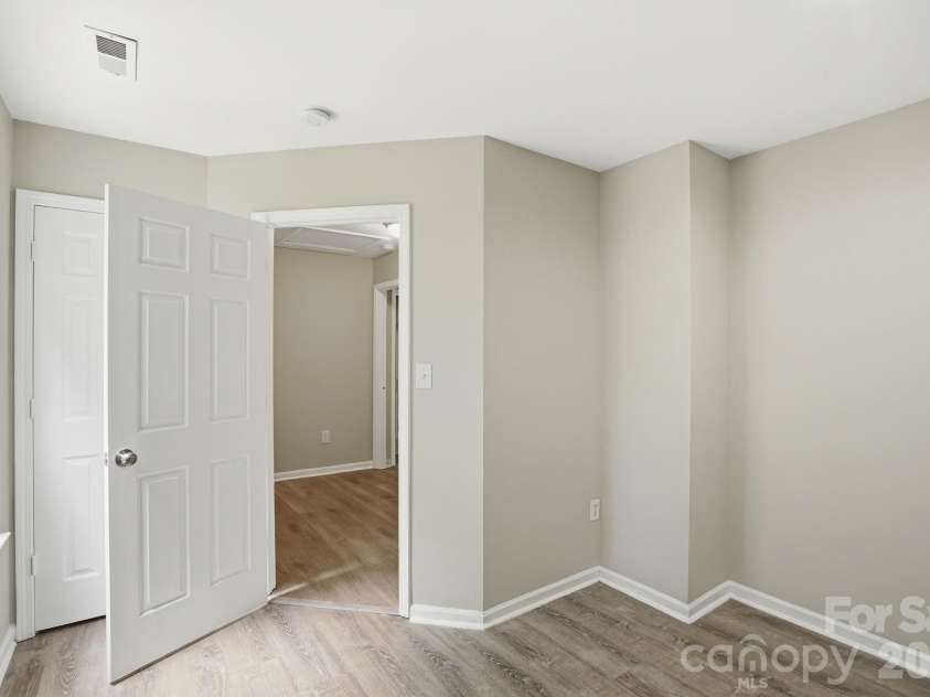 5232 Javitz Road, Charlotte, NC 28216.  MLS# CAR4387419, YatesRealty ID 27443. 